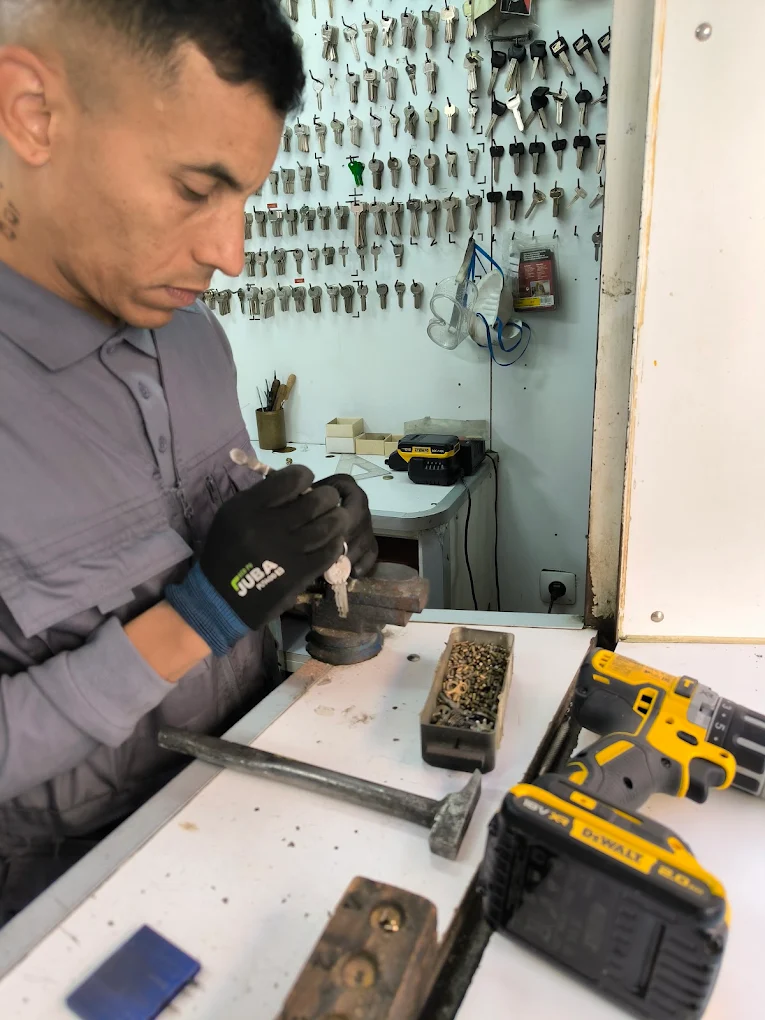 Cerrajero trabajando llaves con tornillo de banco