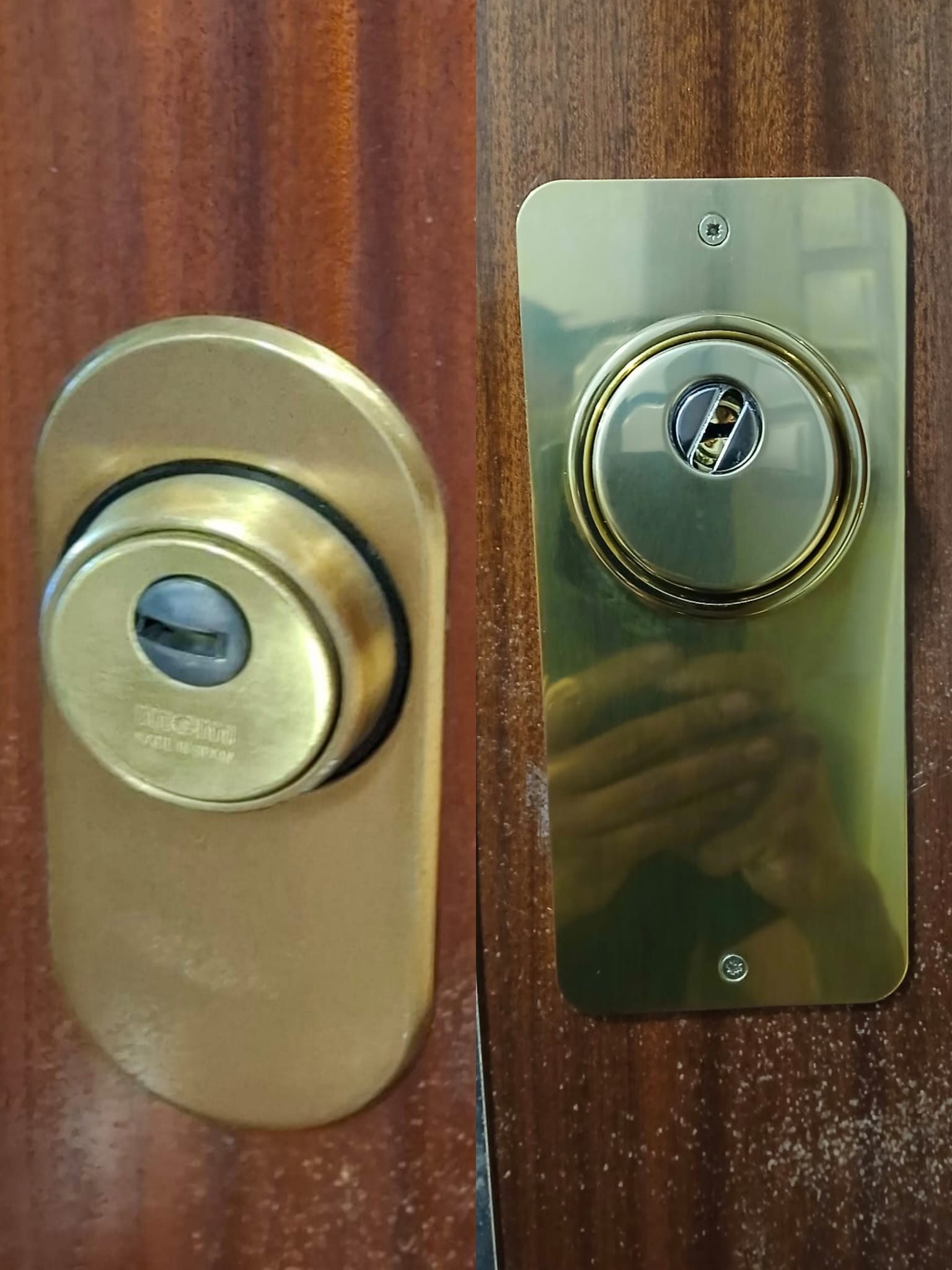 Comparativa de dos bombines dorados en puerta de madera
