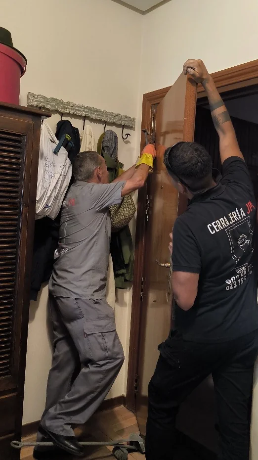 Pedro y Rafa, Cerrajería JPR